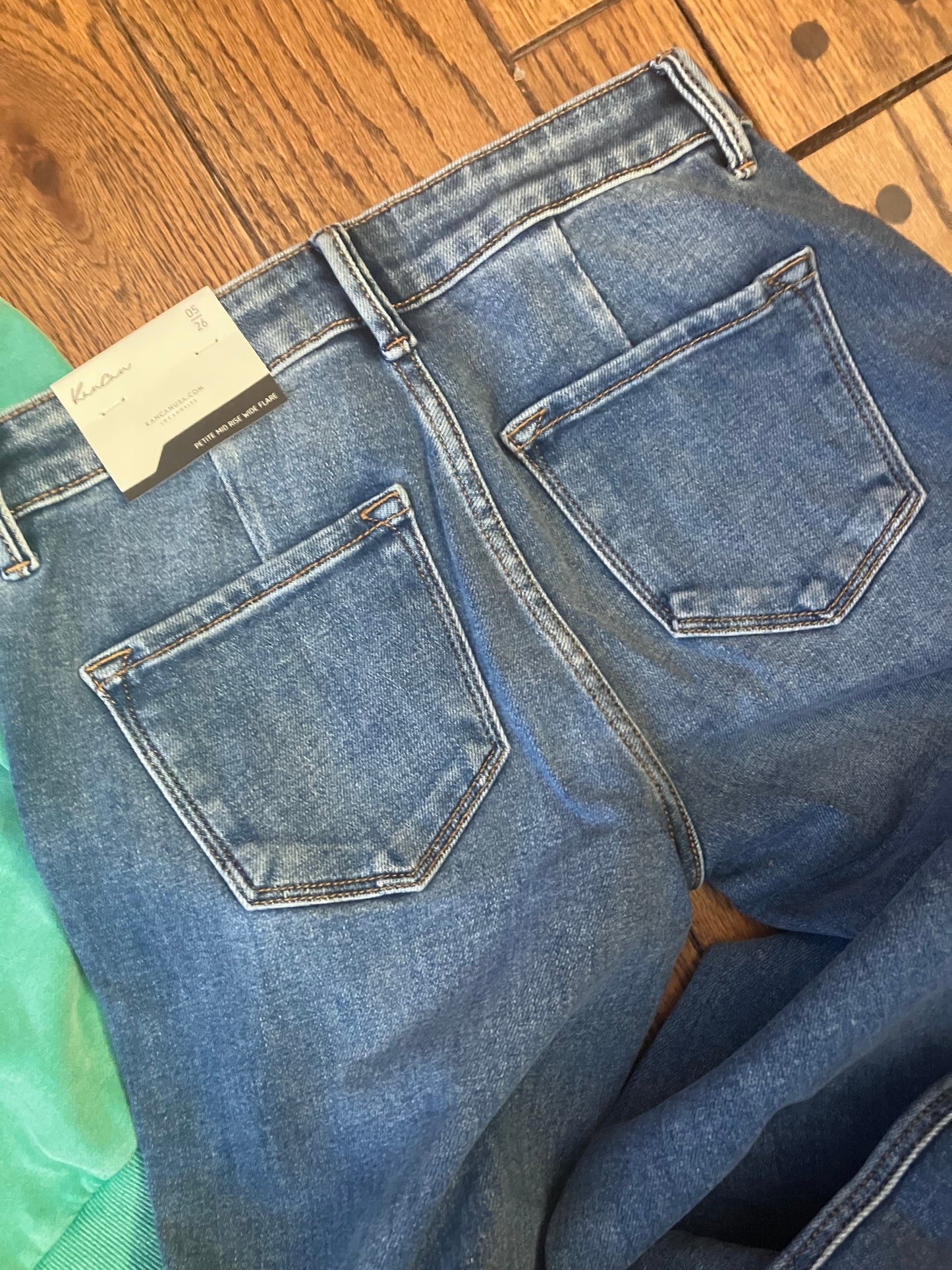 Mid rise Petite Vintage Flare 31” Inseam