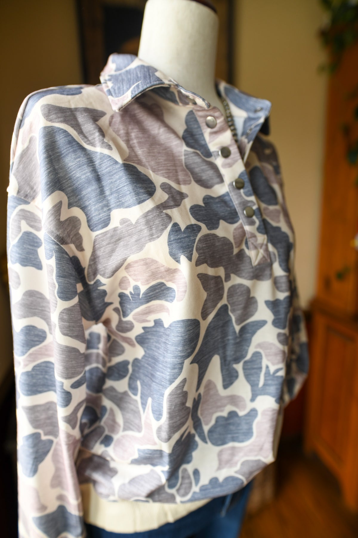 Camo Print Pullover Sweatshirt with Statement Collar